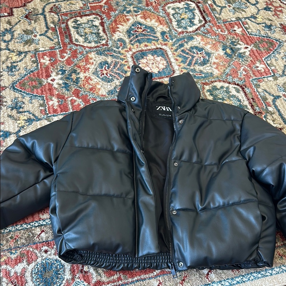 Zara Black Puffer Jacket with Quilted Design